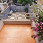 A Cheerful Villa With Free Parking Space