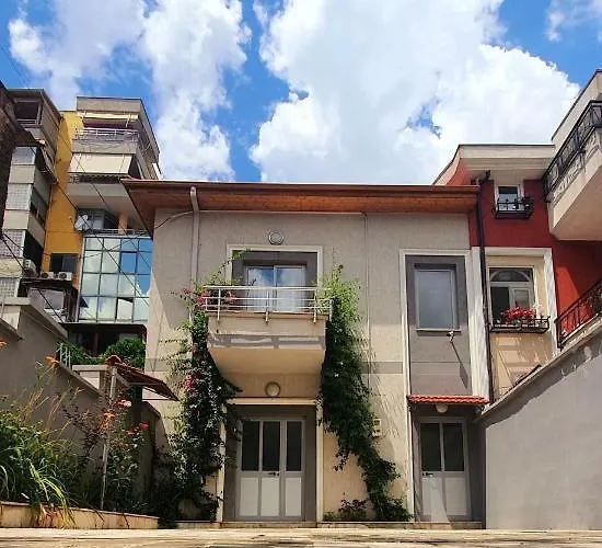 A Cheerful Villa With Free Parking Space